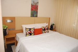 Quarto solteiro luxo, banheiro privativo | Roupas de cama premium, cofres nos quartos, escrivaninha