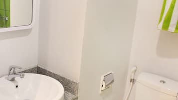 Shower, perlengkapan mandi gratis, sandal, dan handuk