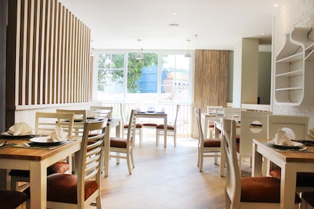 Se sirven desayunos, almuerzos y cenas; cocina internacional. Stori Hotel Ambon