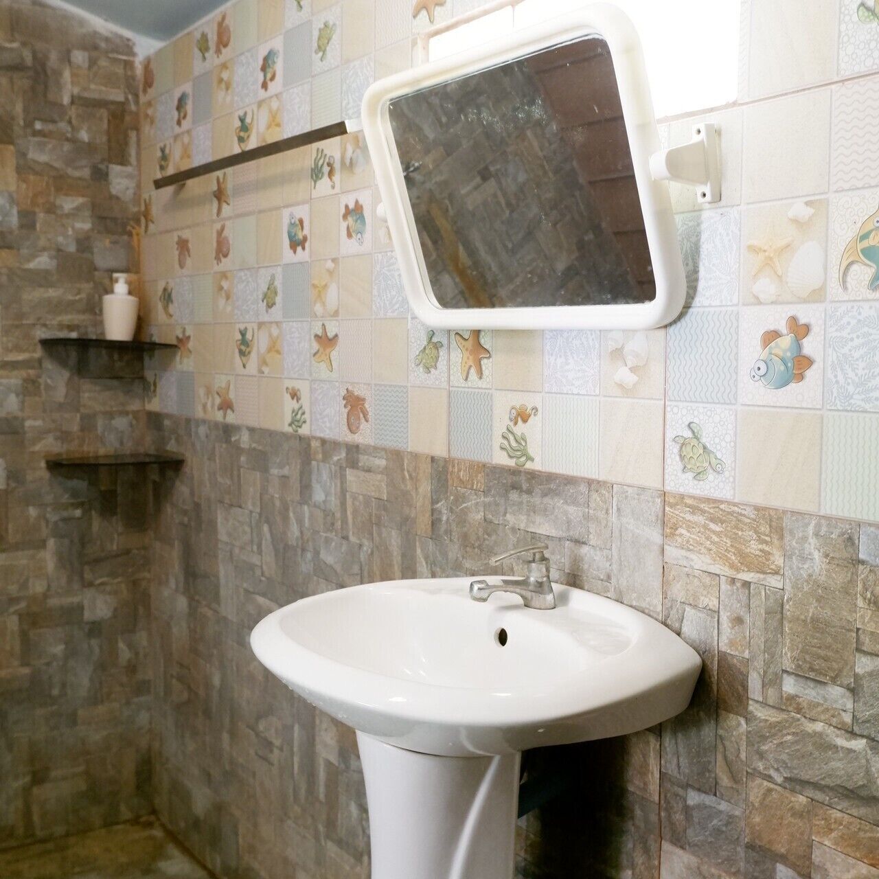 big bungalow with fan | bathroom | shower, free toiletries, bidet, towels