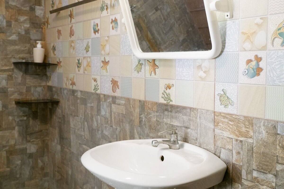 big bungalow with fan | bathroom | shower, free toiletries, bidet, towels