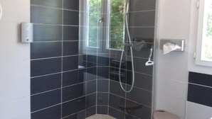 Standard Quadruple Room | Bathroom | Towels - Les Relais du Serre (Montjoux)