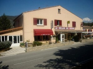 Front of property - Les Relais du Serre (Montjoux)