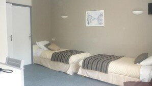 Standard Quadruple Room | Desk, WiFi (free) - Les Relais du Serre (Montjoux)