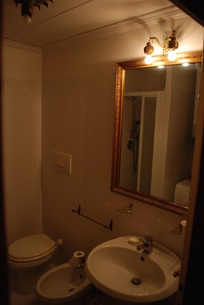 Apartment, 1 Bedroom | Bathroom | Shower, free toiletries, hair dryer, bidet - Aea Corte (Venice)