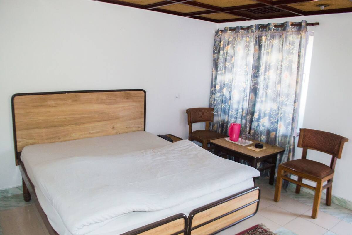 Desk, free rollaway beds, free WiFi