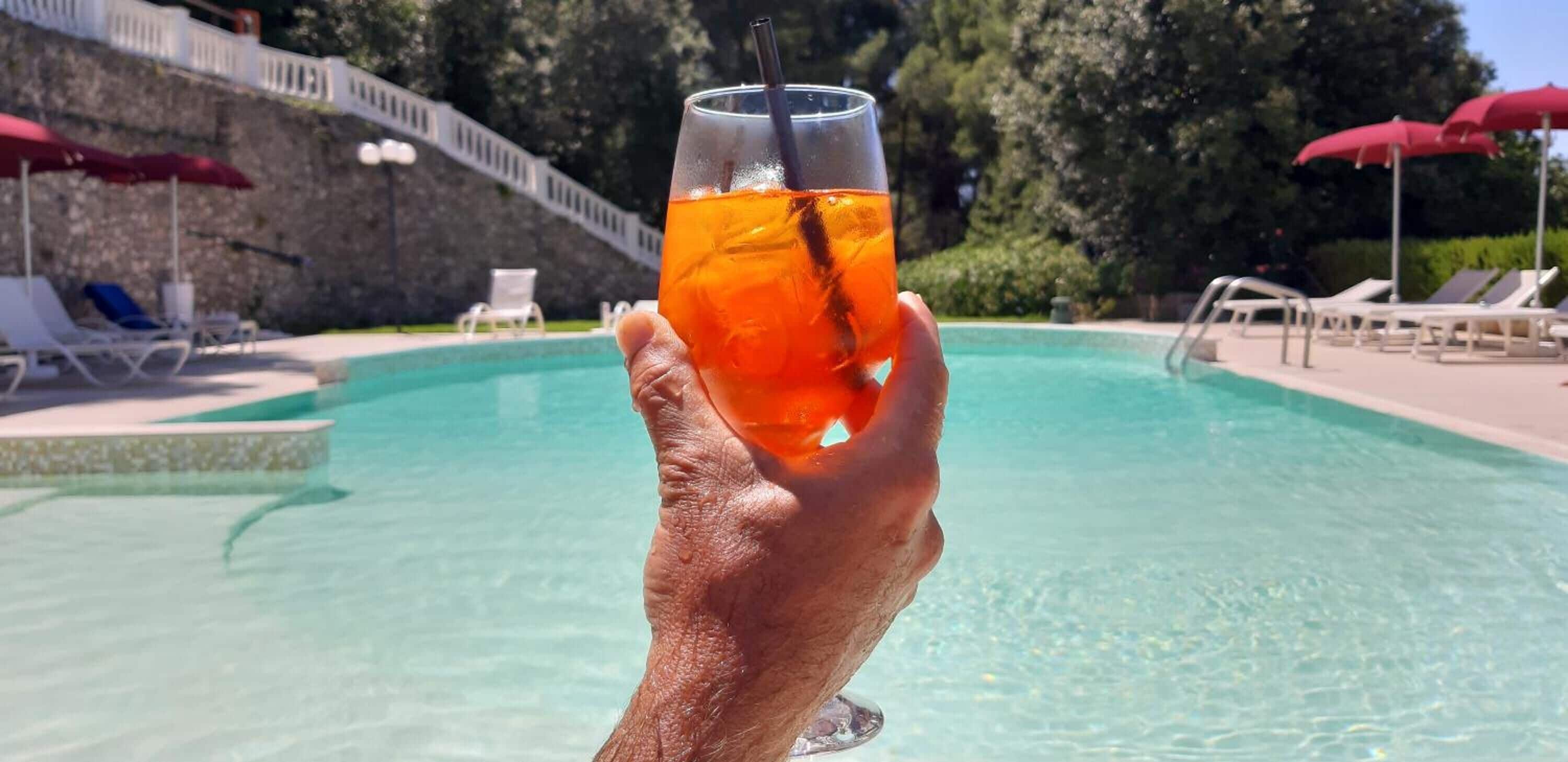 حمّام سباحة خارجي موسمي، مظلات على حمّام السباحة، مقاعد للتشمس