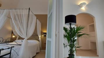 1 bedroom, Egyptian cotton sheets, premium bedding, down comforters