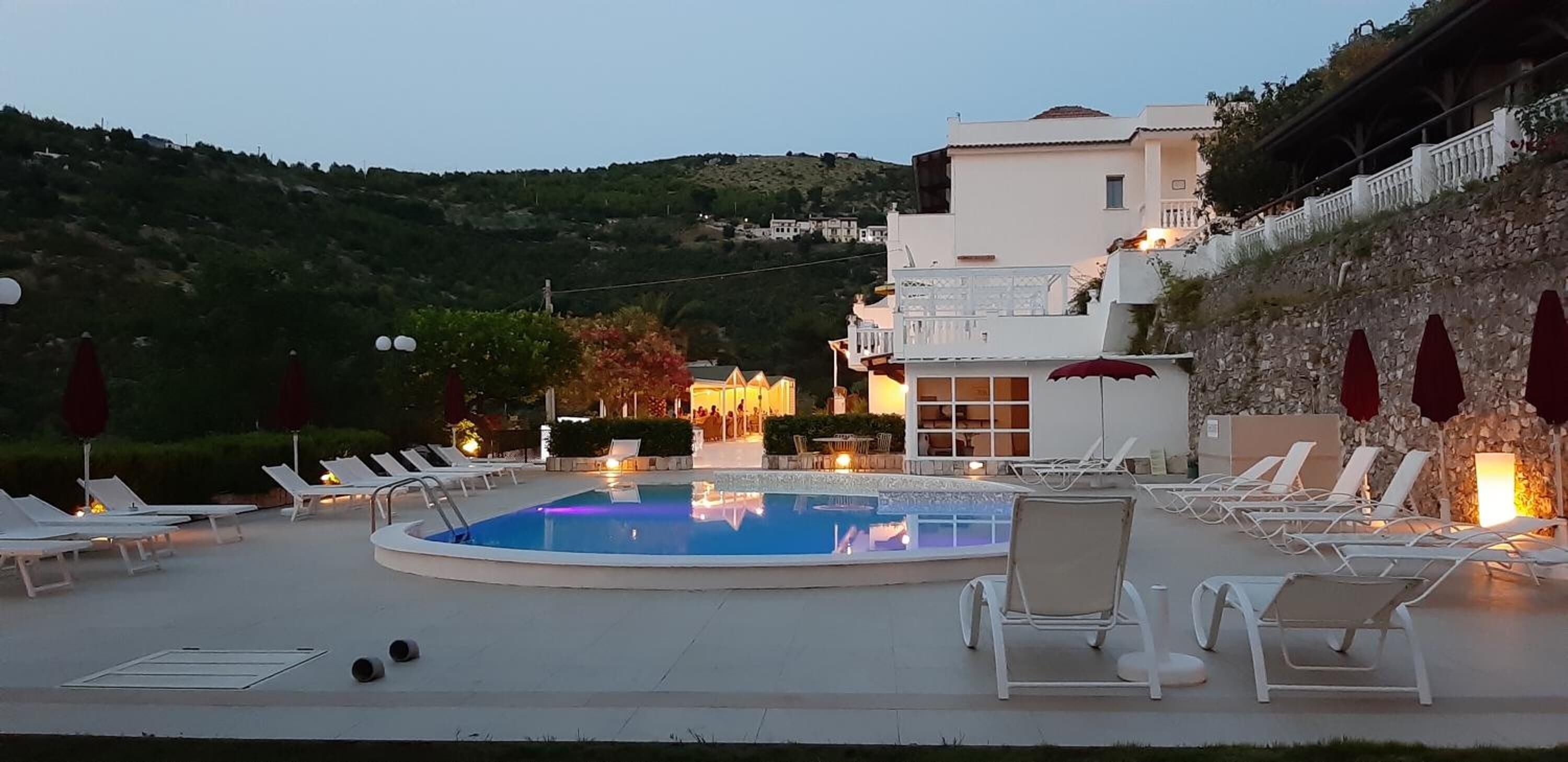 Piscine extérieure (ouverte en saison), parasols de plage
