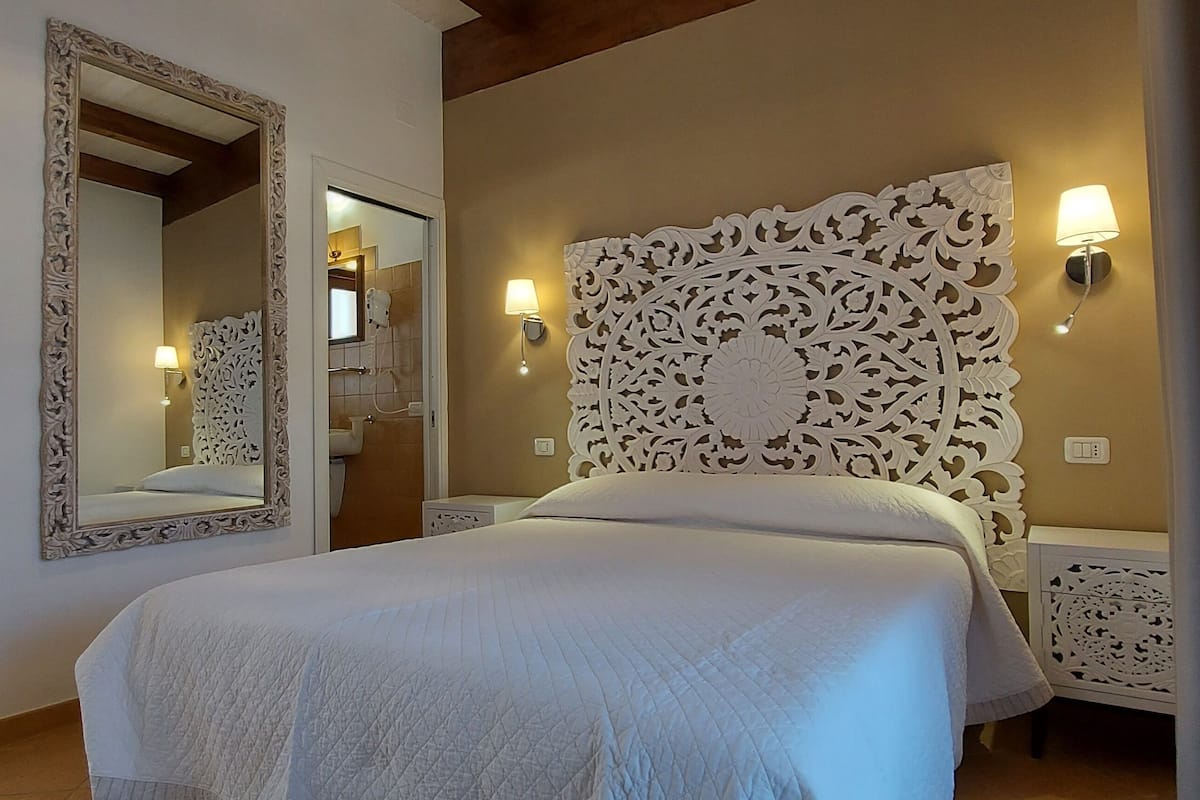 Habitación doble clásica, vista parcial al mar, torre | 1 habitación, sábanas de algodón egipcio y ropa de cama de alta calidad