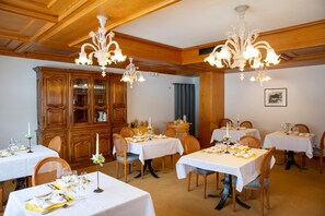 Breakfast, lunch, dinner served; local cuisine 