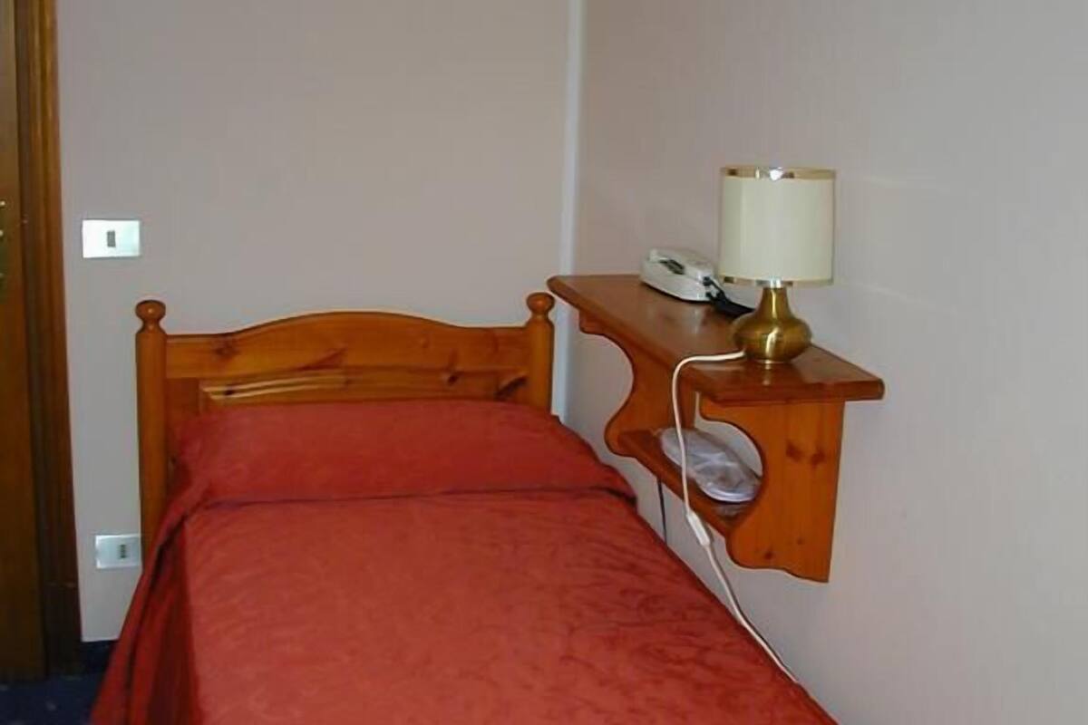Single Room | In-room safe, cribs (free), WiFi (free), bed sheets