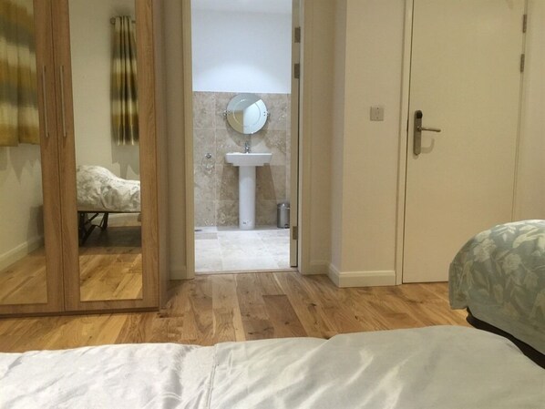 Quadruple Room, Ensuite | Soundproofing - Hazel Residence (Purley)