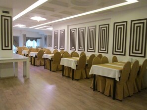 Se sirven desayunos, comidas, cenas y cocina turca 