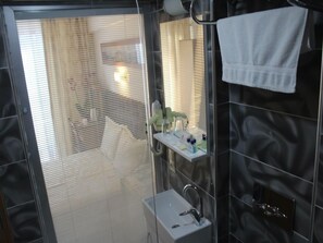 Suite | Bathroom | Shower, free toiletries, hair dryer, slippers - Hotel Kit Tur (Giresun)