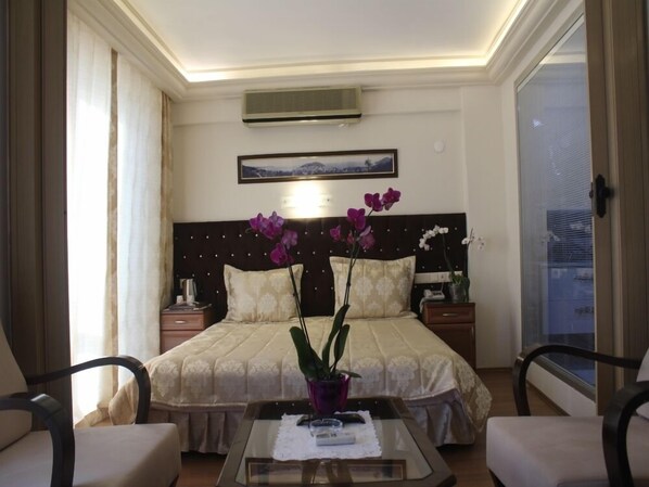 Caja de seguridad en la habitación, escritorio y cunas gratuitas 