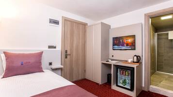 Premium bedding, minibar, desk, free WiFi