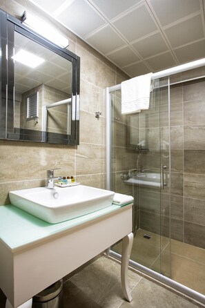 Ducha, artículos de tocador gratuitos, secador de pelo, pantuflas