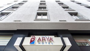 The exterior of the Perla Arya Hotel with a modern facade, multiple windows, and a prominent hotel sign. - Perla Arya Hotel (Izmir)
