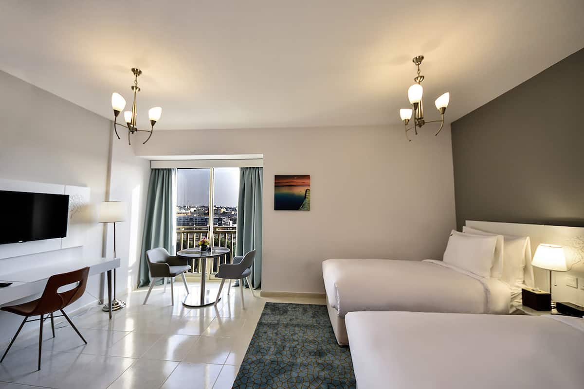 3 bedrooms, in-room safe, desk, blackout drapes
