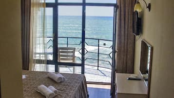 Desk, soundproofing, free WiFi