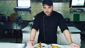 Un chef en una cocina preparando comida.