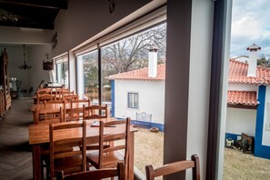 Se sirven comidas, cenas y cocina portuguesa