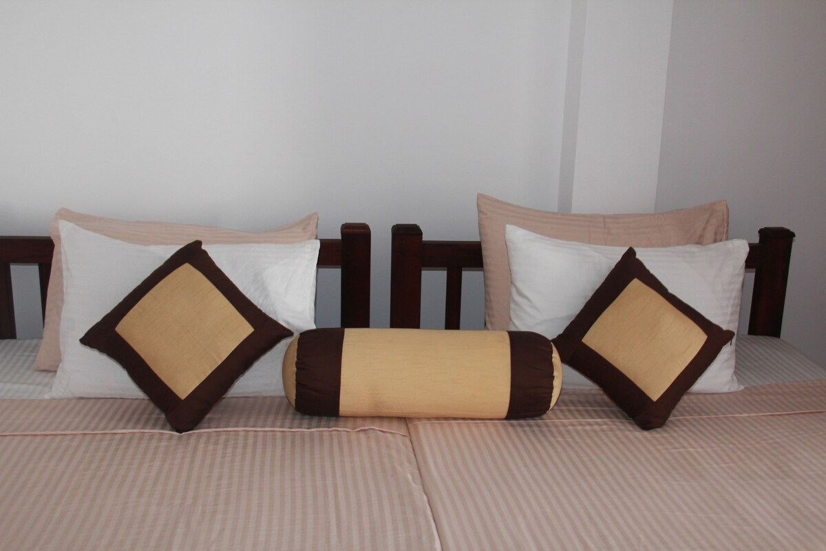 Desk, iron/ironing board, free rollaway beds, free WiFi