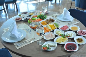 Café da manhã com buffet grátis todos os dias