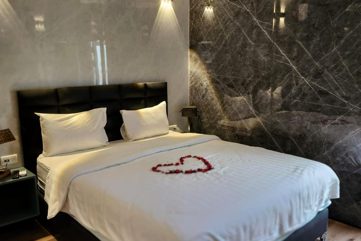 Rooftop Suite with Private Hot Tub | 1 bedroom, minibar, in-room safe, soundproofing