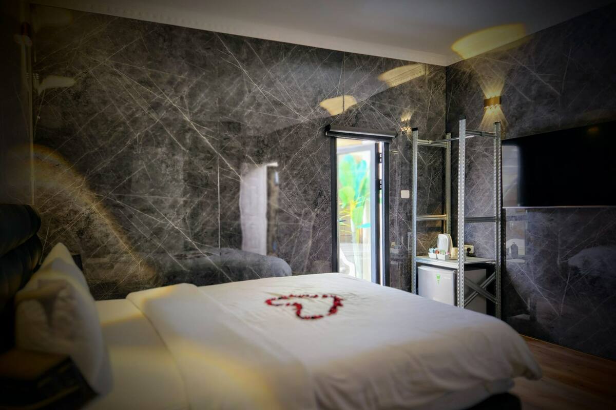 Rooftop Suite with Private Hot Tub | ミニバー、セーフティボックス (室内)、防音設備、アイロン / アイロン台