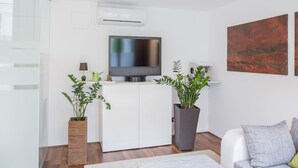 Apartemen, 2 kamar tidur (Apt 2 1/2 Schlafzimmer incl.40EUR ) | Ruang keluarga | TV layar datar