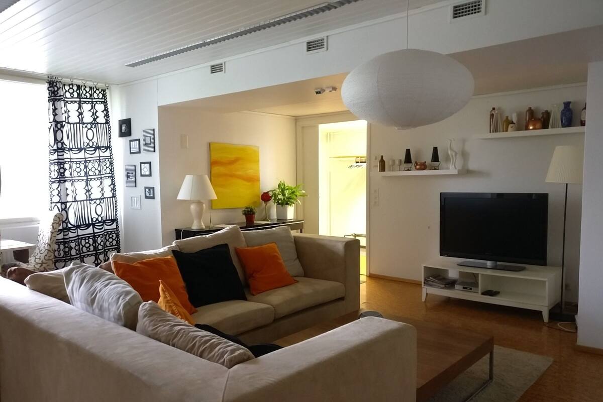 Economy Apartment, 1 Bedroom | Ruang tamu | 42 inci televisyen LCD dengan kabel, TV