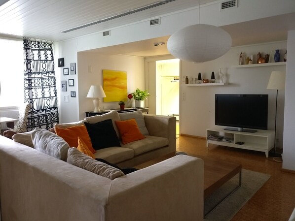 Economy Apartment, 1 Bedroom | Ruang tamu | 42 inci televisyen LCD dengan kabel, TV 