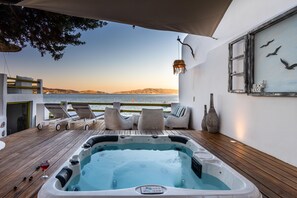 Outdoor spa tub - Villa Lord (Milos)