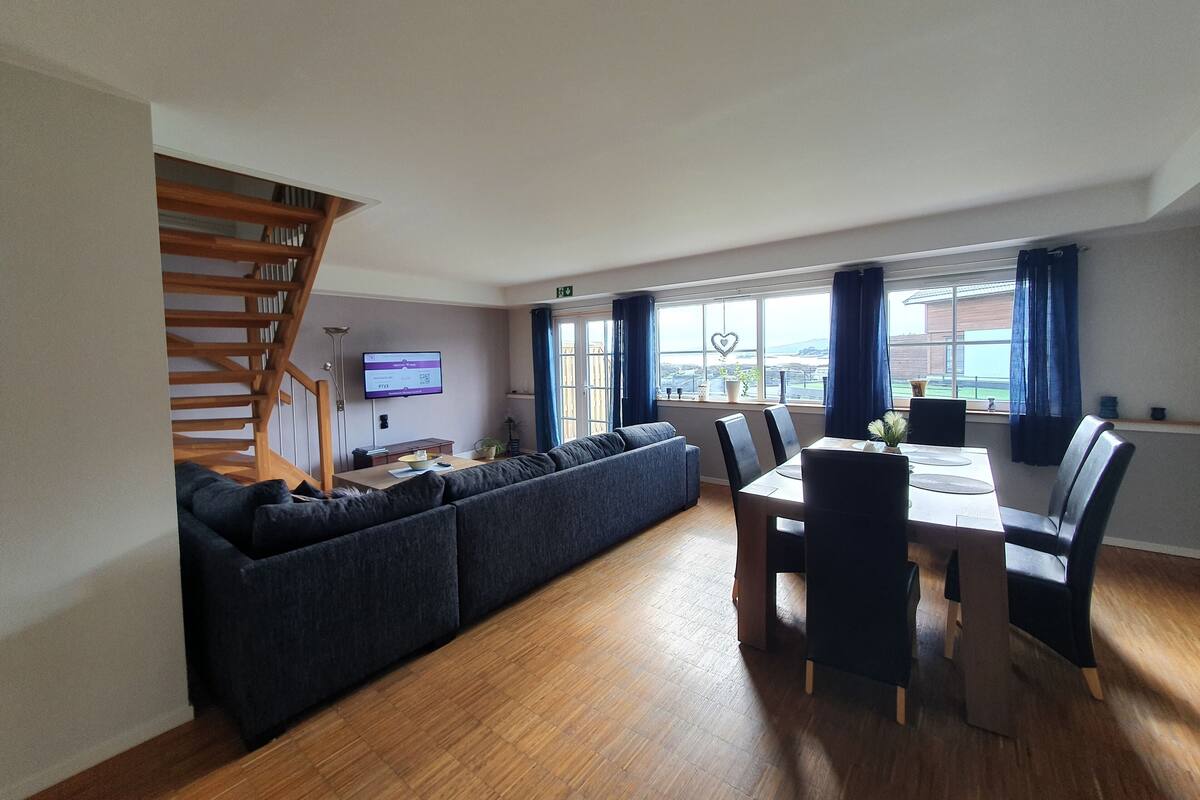 Apartamento clásico, 3 habitaciones | Zona de estar | Televisión de 42 pulgadas con canales por cable