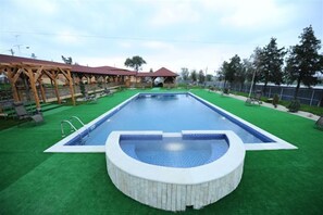 Outdoor pool, pool umbrellas, sun loungers - Hotel Mondial (Baia)