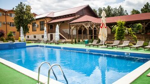 Outdoor pool, pool umbrellas, sun loungers - Hotel Mondial (Baia)