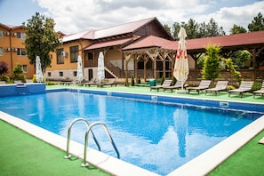 야외 수영장, 수영장 파라솔, 일광욕 의자