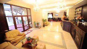 Lobby sitting area - Hotel Mondial (Baia)