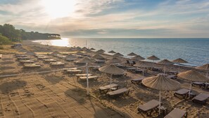 Am Strand, Liegestühle, Sonnenschirme