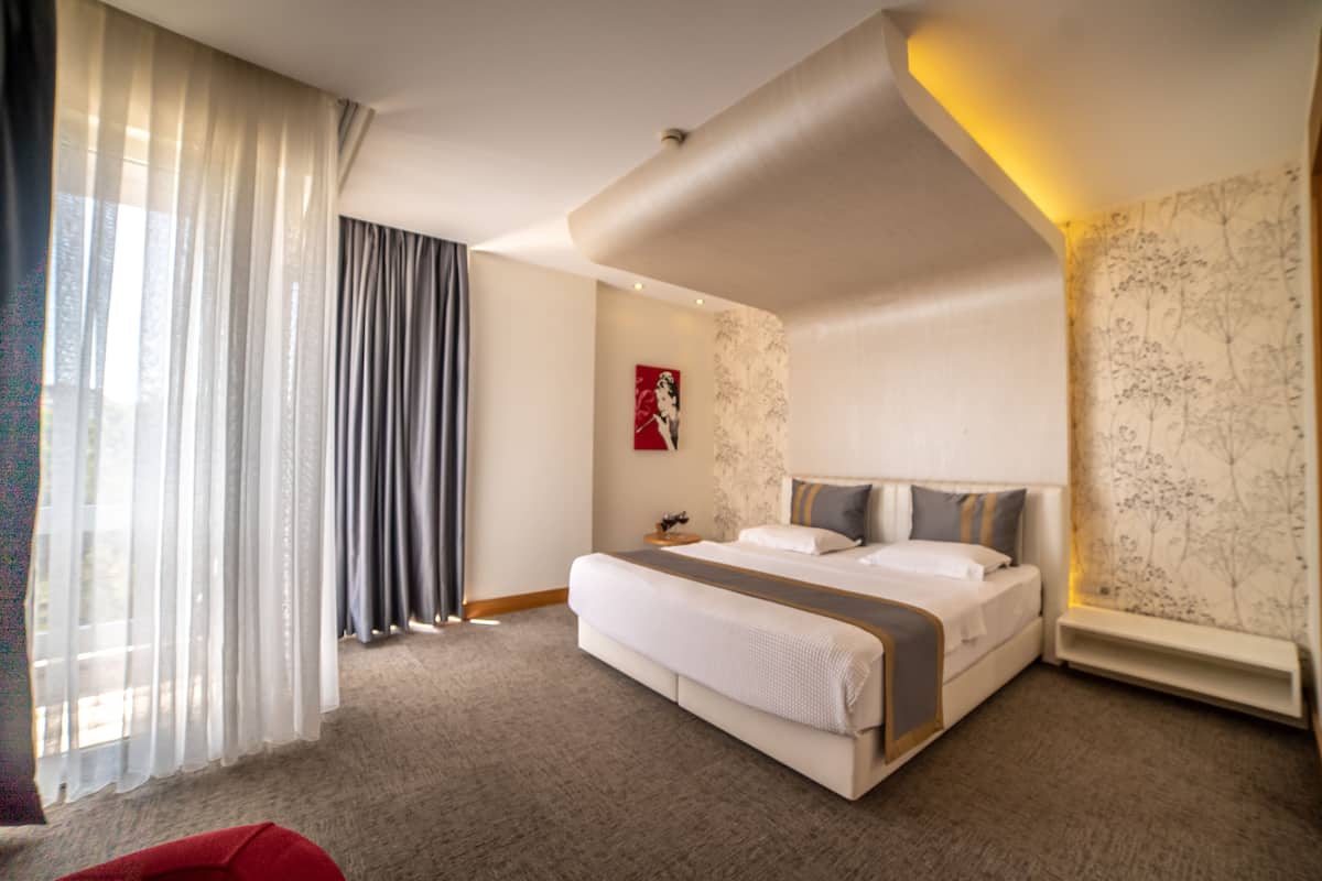 Familiekamer | Luxe beddengoed, een minibar, een kluis op de kamer, een bureau