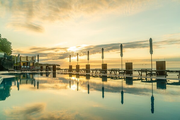 Seasonal outdoor pool, pool umbrellas, sun loungers - Atik Hotel (Ünye)