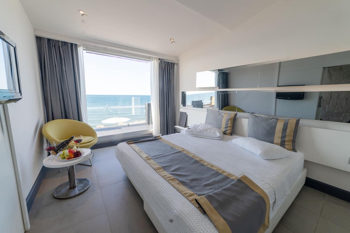 Suite, terras | Luxe beddengoed, een minibar, een kluis op de kamer, een bureau