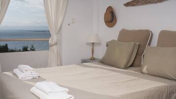 Panoramic Villa, 3 Bedrooms | 3 bedrooms, individually decorated, soundproofing, iron/ironing board