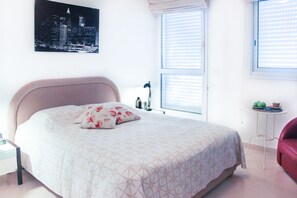 Exclusive-huoneisto, 1 makuuhuone, rannan lähellä | Oleskelualue | 40–tuumainen taulutelevisio, jossa satelliittikanavat