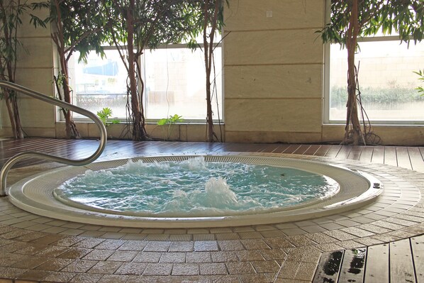 Indoor spa tub