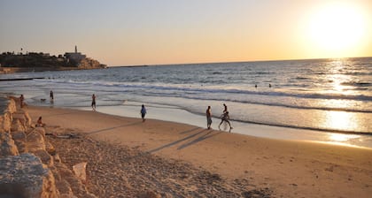 Chic Central TLV 1BR Near the Beach