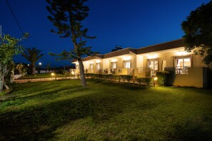 Overnatningsstedets facade – aften/nat