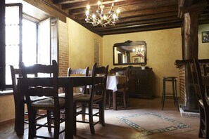 Free daily continental breakfast  - Posada La Casa de Las Manuelas (Horcajo de las Torres)